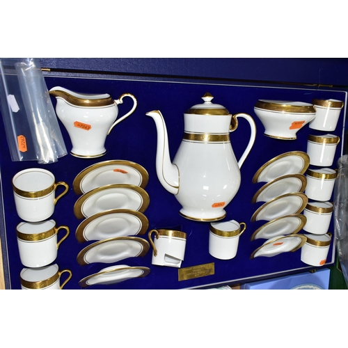 400 - A BOXED AYNSLEY 'ARGOSY' 8360 PATTERN COFFEE SET, made for Dover Street Trophies, comprising ten cof... 