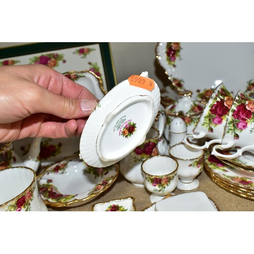 419 - A QUANTITY OF ROYAL ALBERT 'OLD COUNTRY ROSES' PATTERN TEAWARES, comprising five cups, five saucers,... 