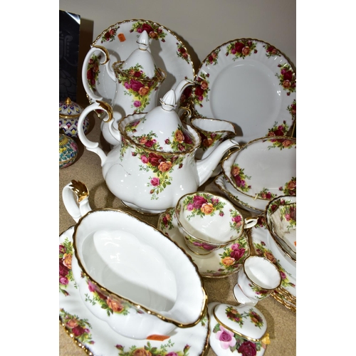 419 - A QUANTITY OF ROYAL ALBERT 'OLD COUNTRY ROSES' PATTERN TEAWARES, comprising five cups, five saucers,... 