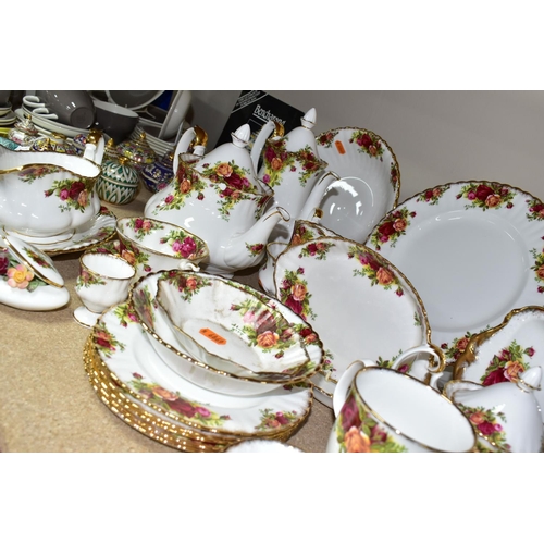 419 - A QUANTITY OF ROYAL ALBERT 'OLD COUNTRY ROSES' PATTERN TEAWARES, comprising five cups, five saucers,... 