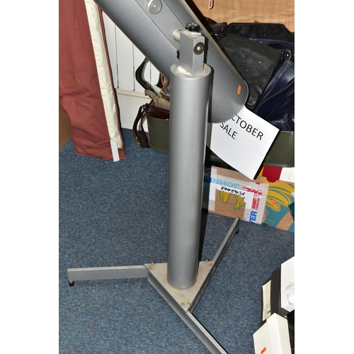 440 - A NEWTONIAN REFLECTOR TELESCOPE with alt-az mount,  6''/15cm diameter x tube length approximately 80... 