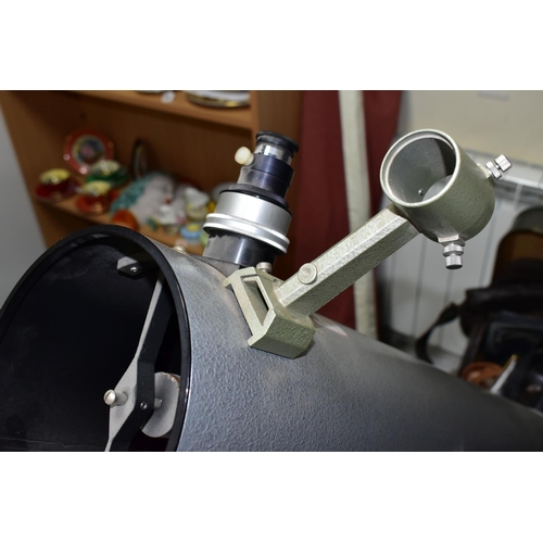 440 - A NEWTONIAN REFLECTOR TELESCOPE with alt-az mount,  6''/15cm diameter x tube length approximately 80... 