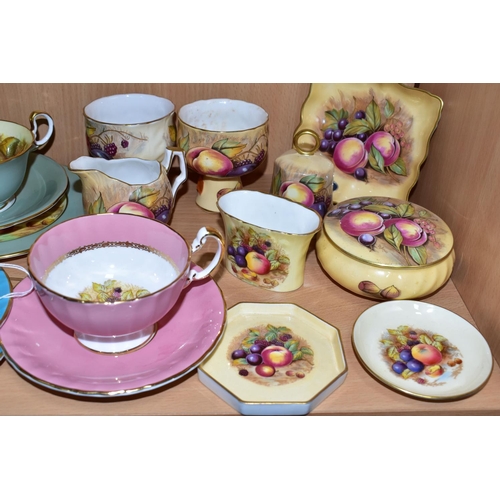 460 - TWENTY THREE PIECES OF AYNSLEY ORCHARD GOLD TEA AND GIFT WARES, to include five teacups and four sau... 