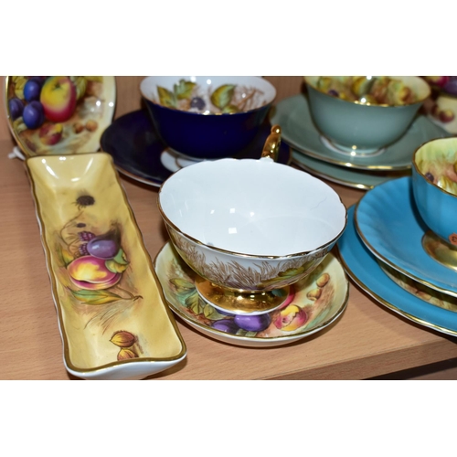 460 - TWENTY THREE PIECES OF AYNSLEY ORCHARD GOLD TEA AND GIFT WARES, to include five teacups and four sau... 