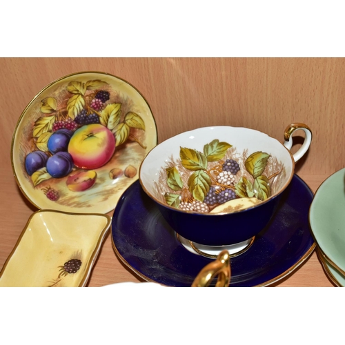 460 - TWENTY THREE PIECES OF AYNSLEY ORCHARD GOLD TEA AND GIFT WARES, to include five teacups and four sau... 