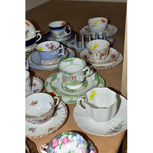 472 - A GROUP OF CERAMIC TEA WARES ETC, to include Paragon cups and saucers of various designs and pattern... 