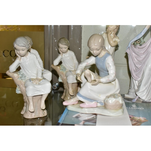 550 - A GROUP OF SEVEN LLADRO FIGURINES  TOGETHER WITH A LLADRO CATALOGUE, comprising a 2000/2001 edition ... 