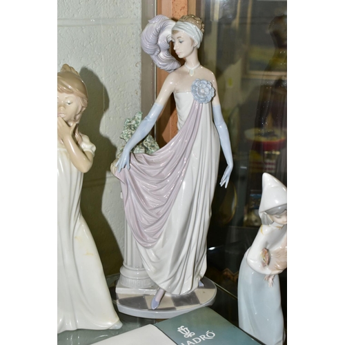 550 - A GROUP OF SEVEN LLADRO FIGURINES  TOGETHER WITH A LLADRO CATALOGUE, comprising a 2000/2001 edition ... 