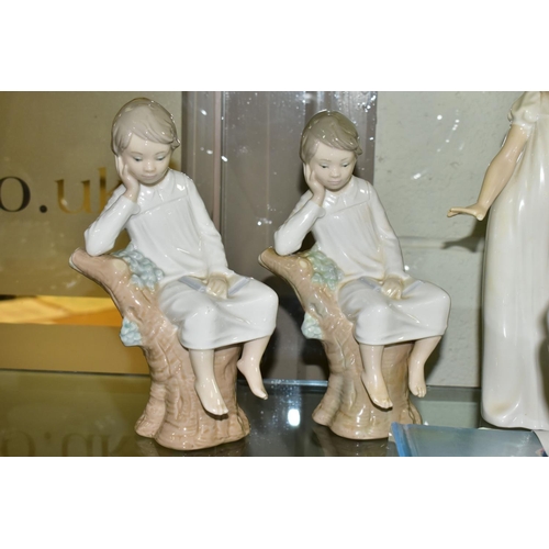 550 - A GROUP OF SEVEN LLADRO FIGURINES  TOGETHER WITH A LLADRO CATALOGUE, comprising a 2000/2001 edition ... 