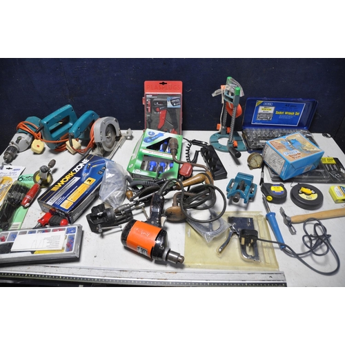 1064 - A COLLECTION OF TOOLS AND ACCESSORIES to include tap and die sets, socket set, Draper bench vice, sc... 