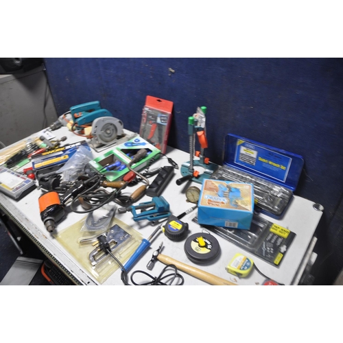 1064 - A COLLECTION OF TOOLS AND ACCESSORIES to include tap and die sets, socket set, Draper bench vice, sc... 