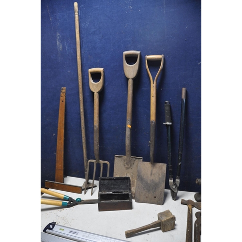 1067 - A COLLECTION OF VINTAGE AND GARDEN TOOLS to include shovel, fork, loppers, hammers, vintage tower ja... 