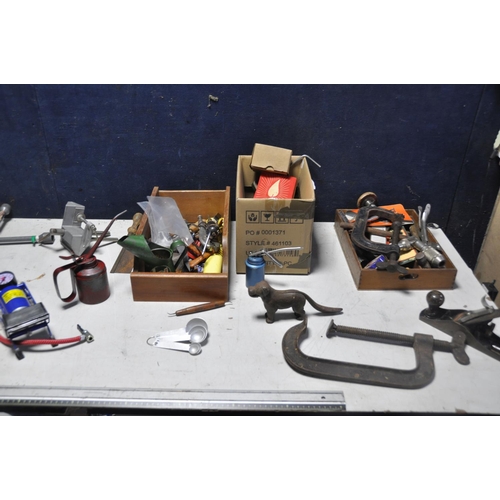 1068 - A COLLECTION OF VINTAGE TOOLS AND MISC to include Stanley No4 plane, two g-clamps, castrol oil can, ... 