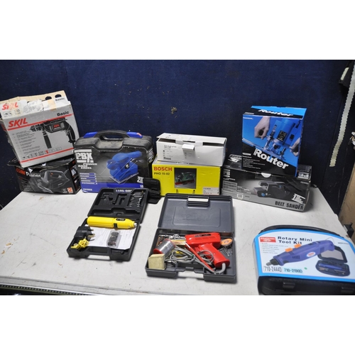 1073 - A COLLECTION OF POWERTOOLS to include Powerbase 1020w plunge router, Powerbase PB760BS belt sander, ... 