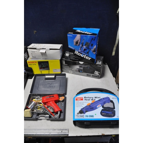 1073 - A COLLECTION OF POWERTOOLS to include Powerbase 1020w plunge router, Powerbase PB760BS belt sander, ... 