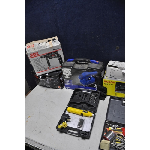 1073 - A COLLECTION OF POWERTOOLS to include Powerbase 1020w plunge router, Powerbase PB760BS belt sander, ... 