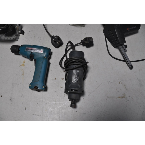 1117 - A COLLECTION OF POWERTOOLS to include two Makita 3708F trimmer router, Black and Decker BD290 sander... 