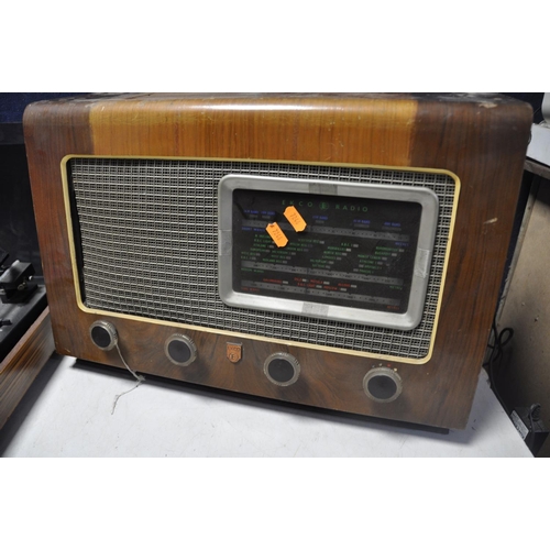 1064 - A RGD PA25 TURNTABLE (PAT pass and powers up) along with a Ecko A.104 vintage radio (PAT fail due to... 