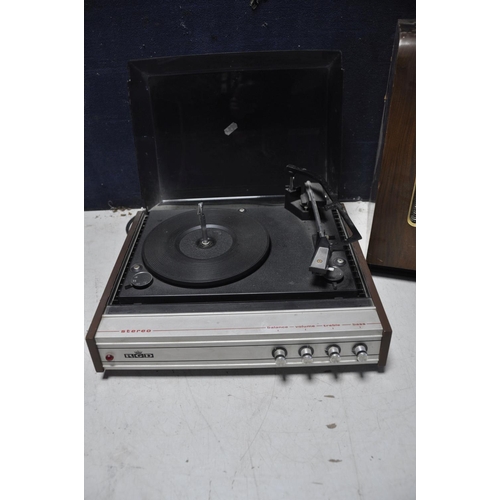 1064 - A RGD PA25 TURNTABLE (PAT pass and powers up) along with a Ecko A.104 vintage radio (PAT fail due to... 