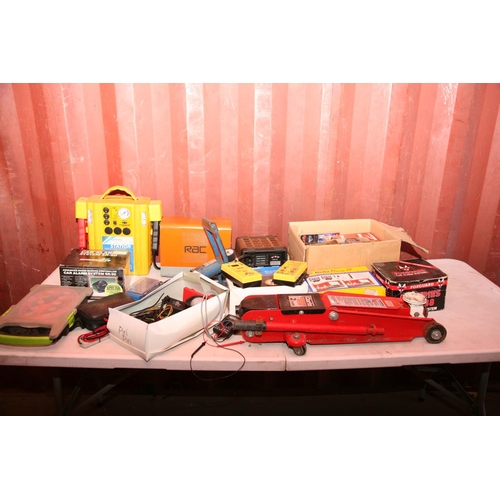 1098 - A QUANTITY OF AUTOMOTIVE TOOLS AND ACCESSORIES including a Clarke 2 Tonne Trolley Jack, two Sparkrit... 