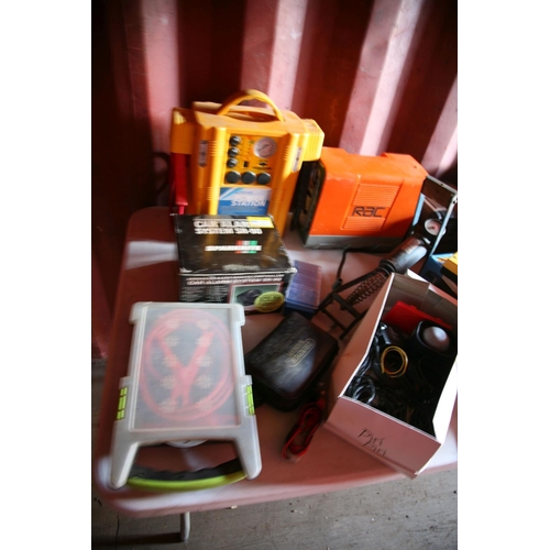 1098 - A QUANTITY OF AUTOMOTIVE TOOLS AND ACCESSORIES including a Clarke 2 Tonne Trolley Jack, two Sparkrit... 