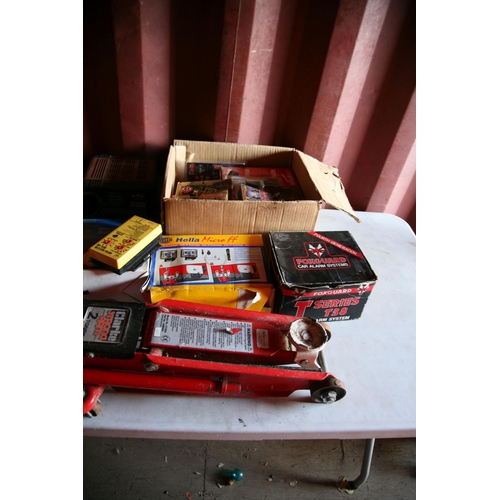 1098 - A QUANTITY OF AUTOMOTIVE TOOLS AND ACCESSORIES including a Clarke 2 Tonne Trolley Jack, two Sparkrit... 