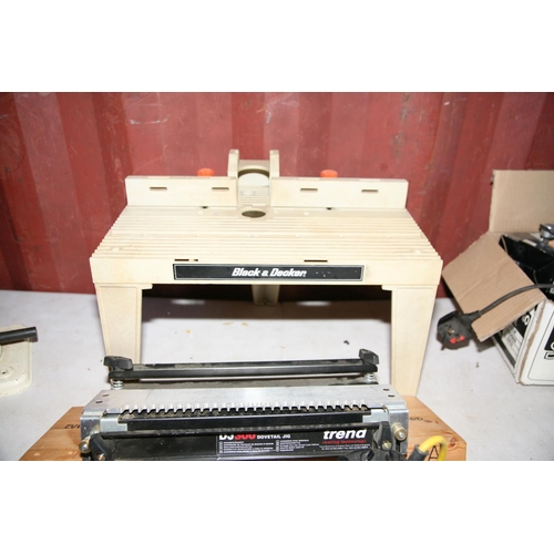 1120 - A STANLEY TOPLINE 1056 1/4in ROUTER Mk2 (untested), a Trend Dovetail Jig and a Black and Decker Rout... 