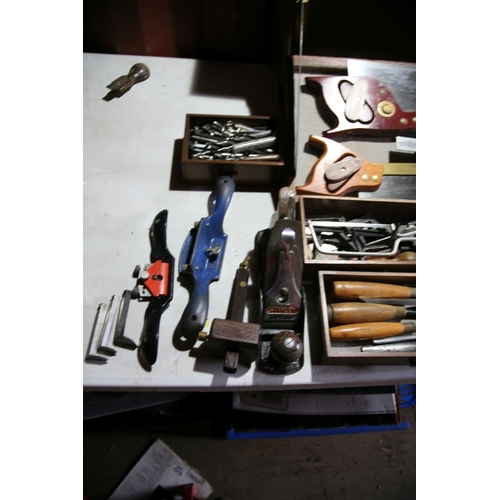 1137 - A RWB WALNUT CARPENTERS TOOLBOX with 4 internal drawers, Stanley and vintage chisels, a Record No 08... 