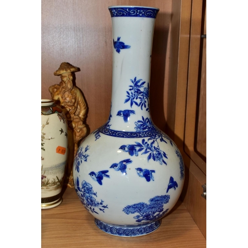 353 - A GROUP OF LATE 19TH AND 20TH CENTURY CHINESE AND JAPANESE CERAMICS AND AN IDENTICAL PAIR OF RESIN F... 