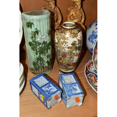 353 - A GROUP OF LATE 19TH AND 20TH CENTURY CHINESE AND JAPANESE CERAMICS AND AN IDENTICAL PAIR OF RESIN F... 