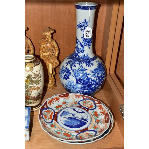 353 - A GROUP OF LATE 19TH AND 20TH CENTURY CHINESE AND JAPANESE CERAMICS AND AN IDENTICAL PAIR OF RESIN F... 