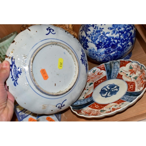 353 - A GROUP OF LATE 19TH AND 20TH CENTURY CHINESE AND JAPANESE CERAMICS AND AN IDENTICAL PAIR OF RESIN F... 