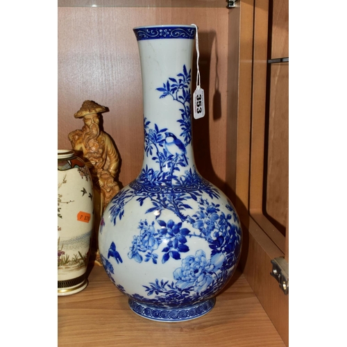 353 - A GROUP OF LATE 19TH AND 20TH CENTURY CHINESE AND JAPANESE CERAMICS AND AN IDENTICAL PAIR OF RESIN F... 