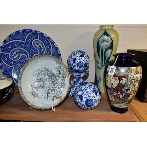 392 - A GROUP OF ORIENTAL AND ORIENTAL INSPIRED CERAMICS, to include a pair of 'Korea' pattern bowls by Wo... 