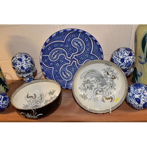 392 - A GROUP OF ORIENTAL AND ORIENTAL INSPIRED CERAMICS, to include a pair of 'Korea' pattern bowls by Wo... 