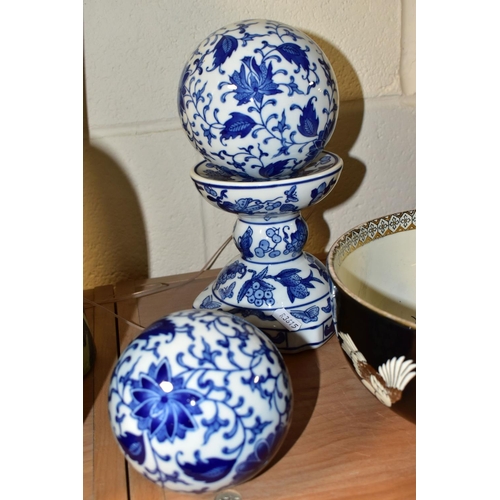 392 - A GROUP OF ORIENTAL AND ORIENTAL INSPIRED CERAMICS, to include a pair of 'Korea' pattern bowls by Wo... 