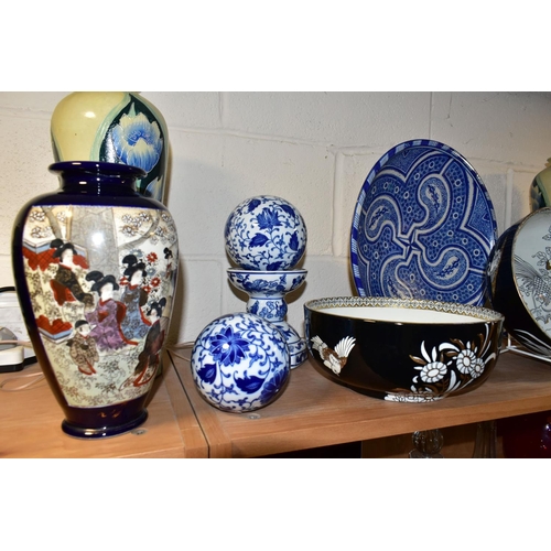 392 - A GROUP OF ORIENTAL AND ORIENTAL INSPIRED CERAMICS, to include a pair of 'Korea' pattern bowls by Wo... 