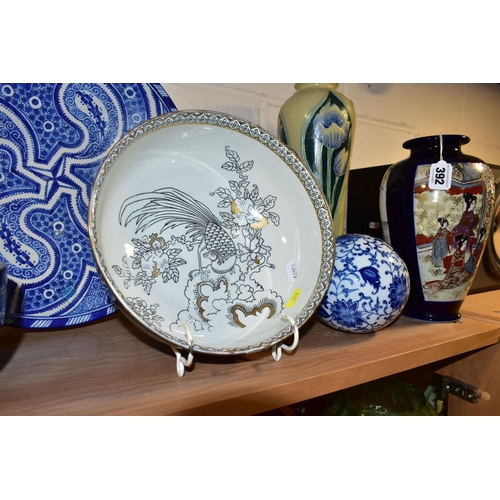 392 - A GROUP OF ORIENTAL AND ORIENTAL INSPIRED CERAMICS, to include a pair of 'Korea' pattern bowls by Wo... 