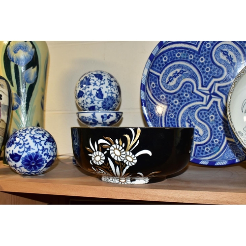 392 - A GROUP OF ORIENTAL AND ORIENTAL INSPIRED CERAMICS, to include a pair of 'Korea' pattern bowls by Wo... 