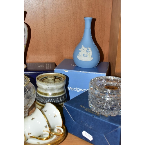 410 - A GROUP OF CERAMICS AND GLASSWARES, to include a boxed Wedgwood pale blue jasperware bud vase, a box... 