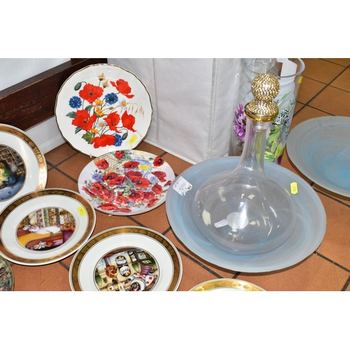 434 - NEW AND UNUSED DECORATIVE HOUSEHOLD SUNDRIES TOGETHER WITH COLLECTABLE PLATES,  comprising four Roya... 