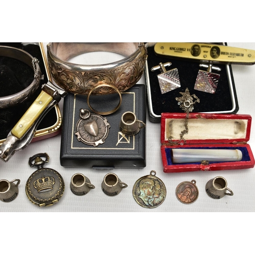 27 - A SELECTION OF JEWELLERY AND NOVELTIES TO INCLUDE A YELLOW METAL RING, the yellow metal plain polish... 