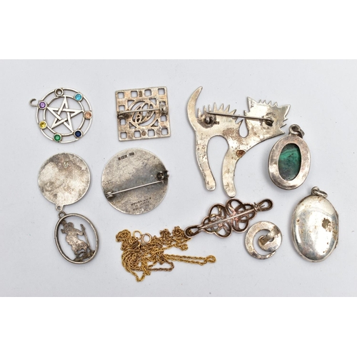 30 - AN ASSORTMENT OF SILVER AND WHITE METAL JEWELLERY, to include a silver medallion brooch, signed 'Roy... 