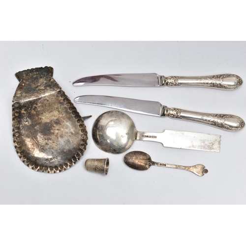 31 - AN ASSORTMENT OF SILVER, to include a silver desk clip, hallmarked 'Daniel & John Wellby' London 190... 