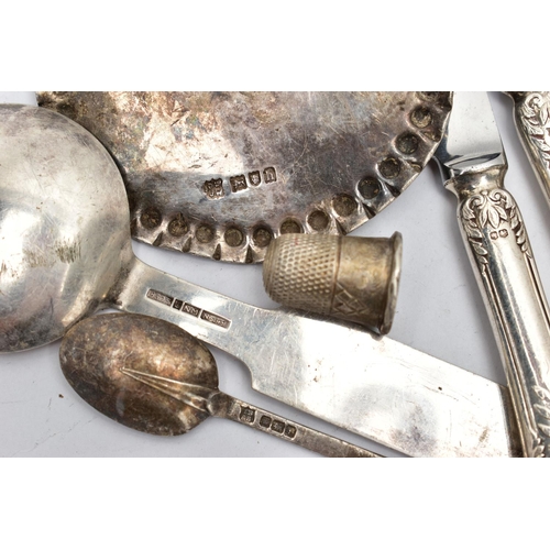 31 - AN ASSORTMENT OF SILVER, to include a silver desk clip, hallmarked 'Daniel & John Wellby' London 190... 