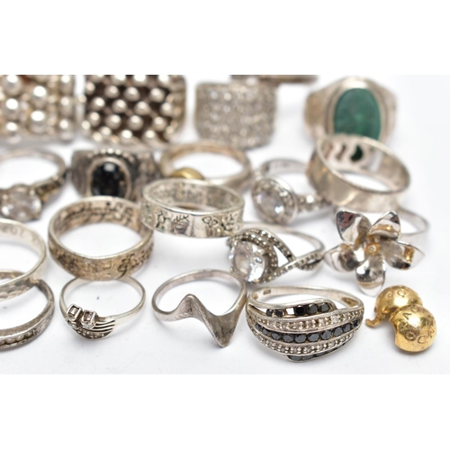 34 - AN ASSORTMENT OF SILVER AND WHITE METAL RINGS, to include a large keepers ring, hallmarked 925 Sheff... 