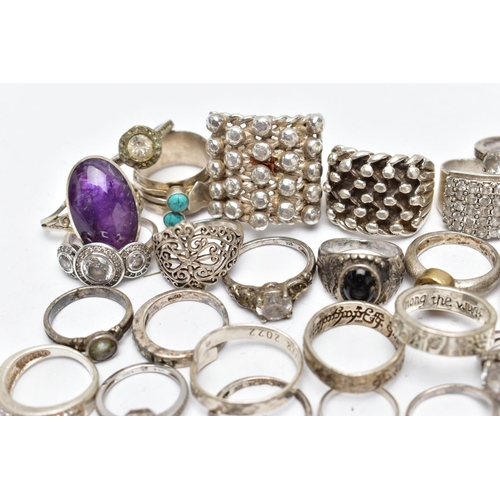 34 - AN ASSORTMENT OF SILVER AND WHITE METAL RINGS, to include a large keepers ring, hallmarked 925 Sheff... 