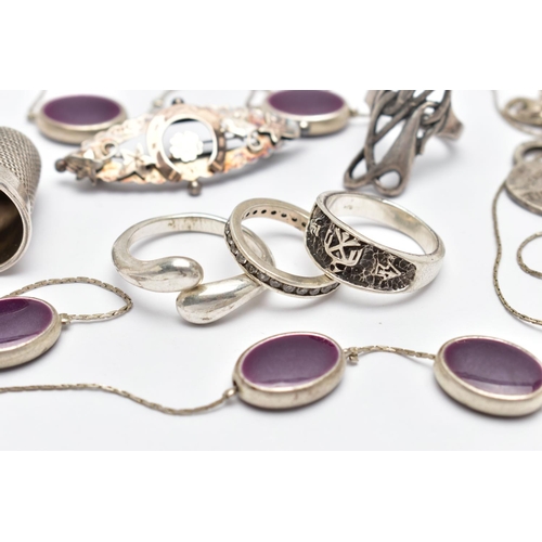 65 - A SMALL SELECTION OF JEWELLERY AND A THIMBLE, to include a silver sweetheart brooch, of a marquise f... 