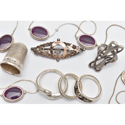 65 - A SMALL SELECTION OF JEWELLERY AND A THIMBLE, to include a silver sweetheart brooch, of a marquise f... 