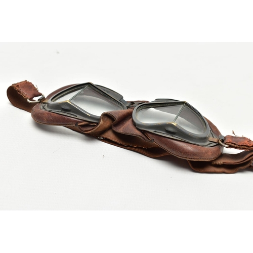 84 - A PAIR OF WWI FLYING GOGGLES, with brown leather surround, clear glass angled lenses and grey painte... 